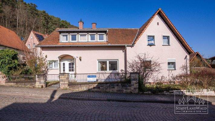 Hausansicht von der Straße aus