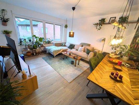 Gut geschnittenes Wohnzimmer mit Zugang zum großen Balkon