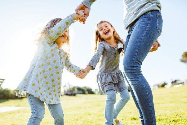 Familienglück im Sonnenlicht