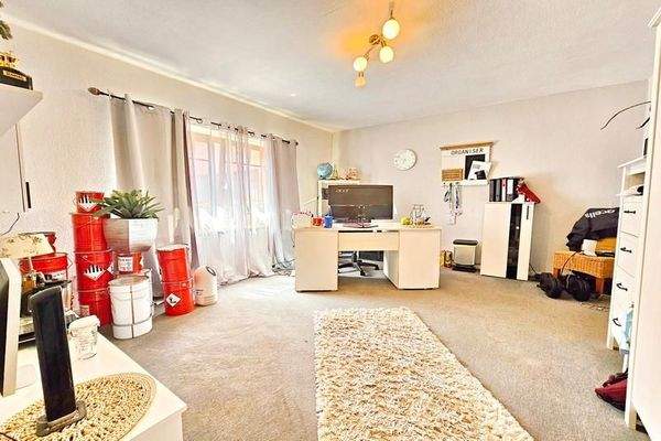 Geräumiges Arbeitszimmer