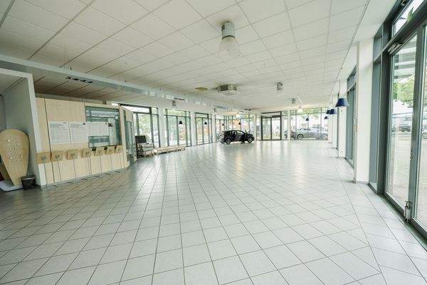 Ausstellungshalle rechts innen II