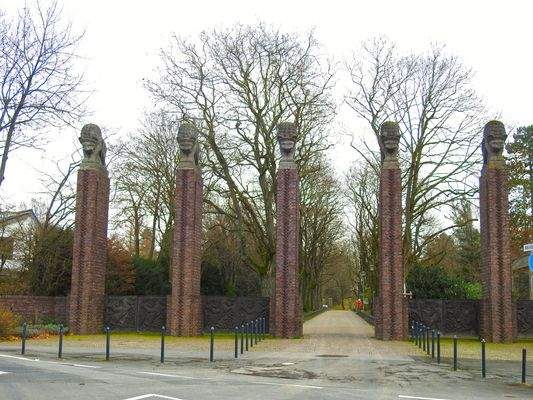 Löwentor, Park Rosenhöhe.jpg