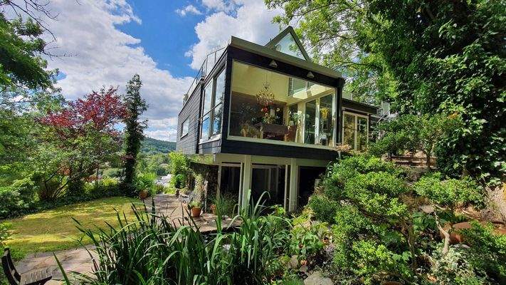 Hausansicht v. Teich