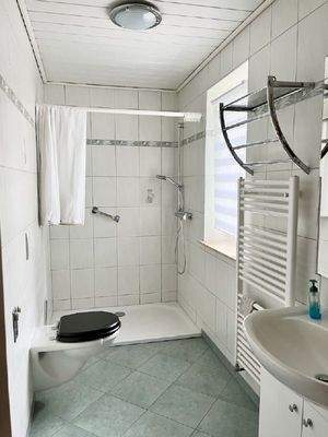 5 Bad mit ebenerdiger Dusche