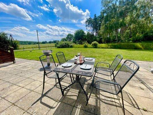 Die Terrasse mit Blick ins Grüne