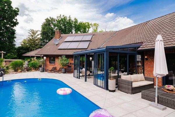 Außenanlage mit Poollandschaft