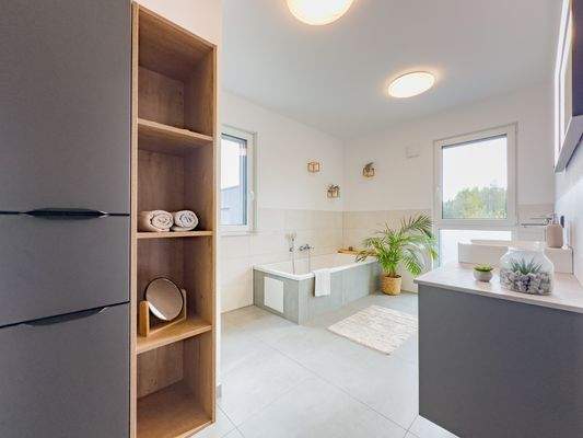 Bad mit Badewanne und Dusche