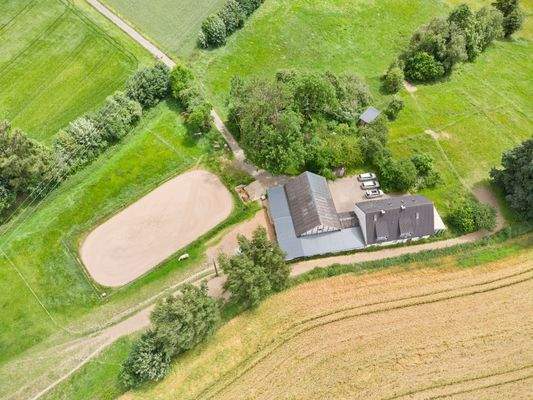 Hofstelle mit Reitplatz Westansicht