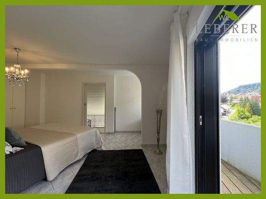 Schlafzimmer mit Balkon OG