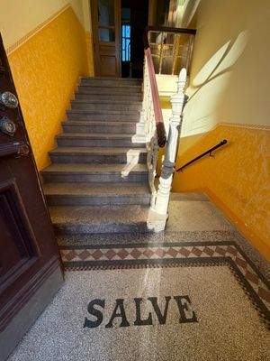 Treppenhaus mit Gruß