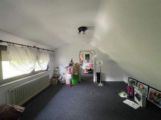 DG: weiteres Zimmer (Weitwinkelaufnahme)