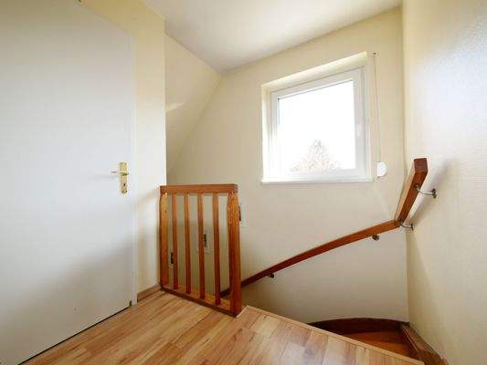 14 Flur Abgang Treppe DG