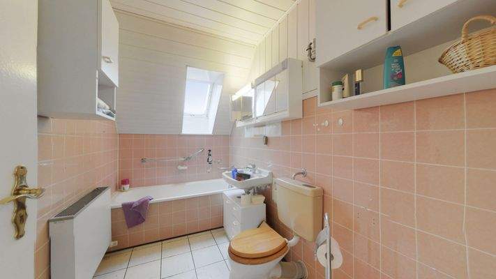 Wannenbad im Dachgeschoss