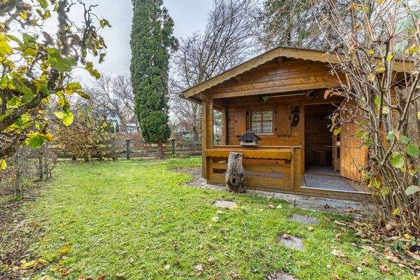 Garten mit Gartenhaus