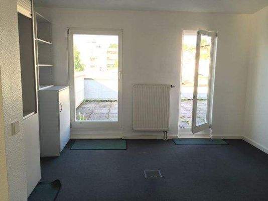 Küchenbereich mit Zugang Terrasse