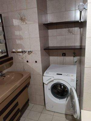 Waschmaschine und Trockner möglich 