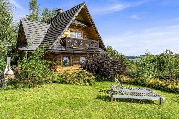 Kleines Haus mit Liegewiese