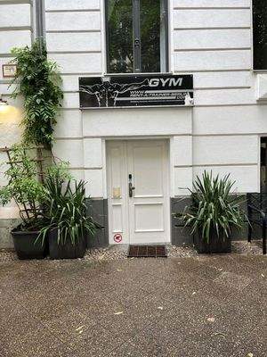 EINGANG ZUM FITNESS-STUDIO