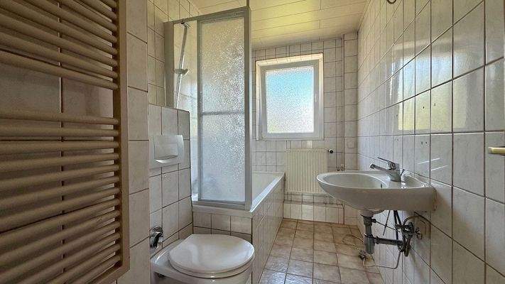 Tageslichtbad mit Wanne