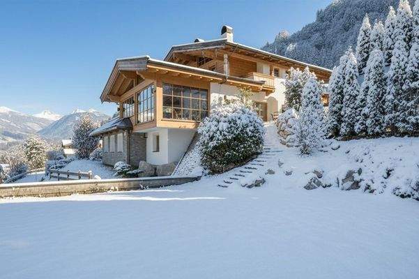 Eingebettet auf einem sonnigen Grundstück ... 