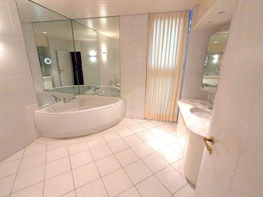 Grosszügiges Bad mit Eckbadewanne
