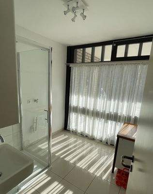 Hauswirtschaftsraum mit Dusche