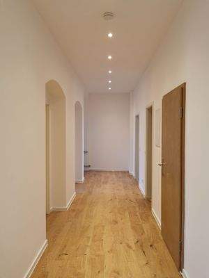 Flure mit Deckenspots.jpg