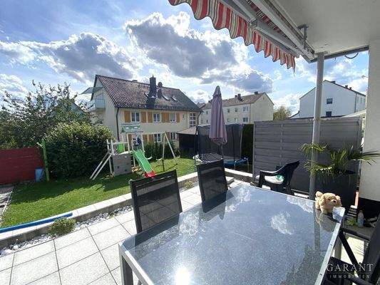 Blick von der Terrasse in den Garten