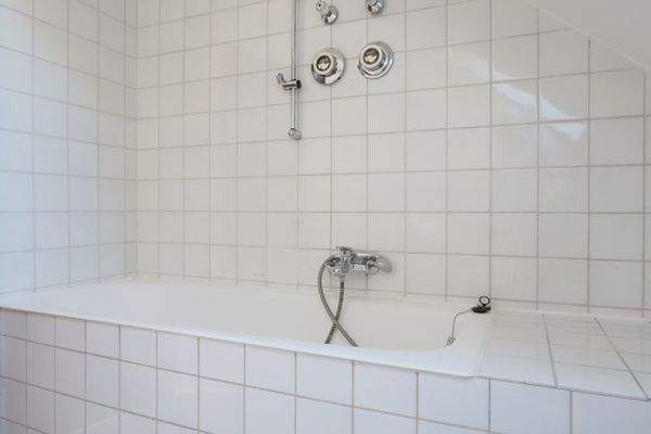 2. Tageslichtbad mit Wanne u. 2 Waschbecken