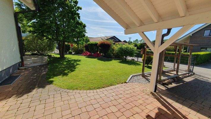 Carport mit Holzlager