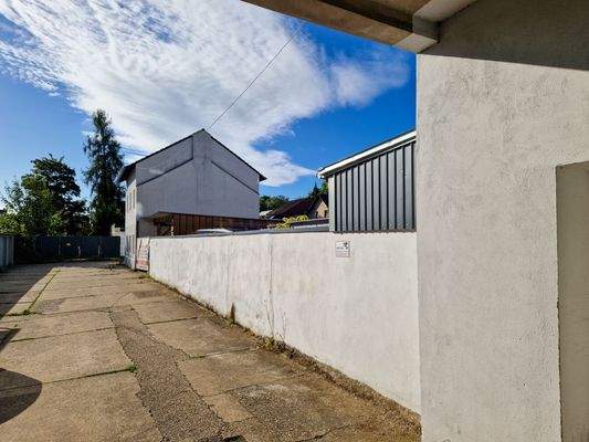 Innenhof des Nachbarhauses zur Garage