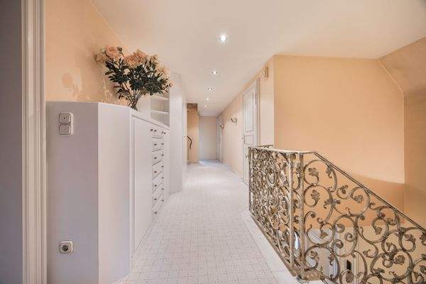 Diele im Obergeschoss und Zugang zu allen Räumen