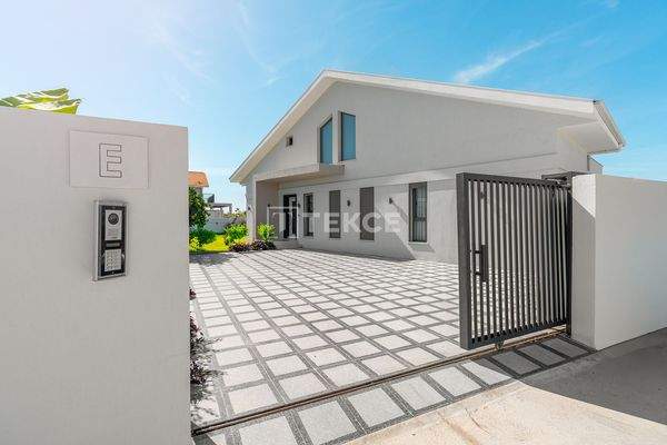 Villa with a Pool and Garden Near Çalış Beach in Fethiye