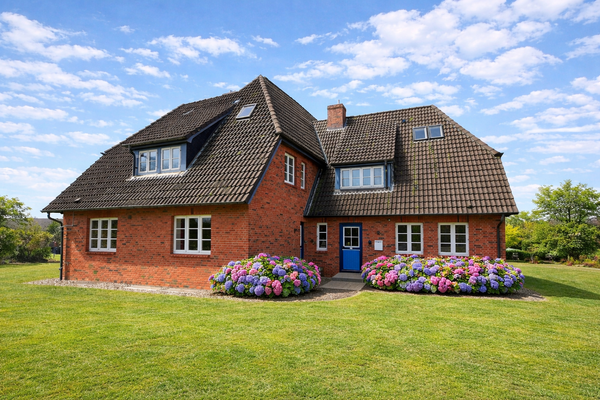 Einladendes Haus-Ensemble mit 2 EFHs