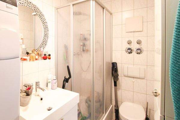 Gäste-WC mit Dusche