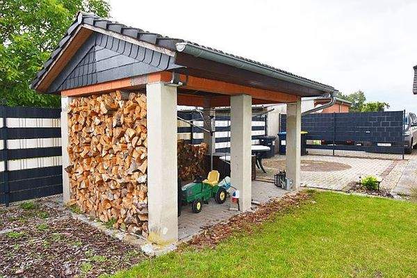 Holzlager oder überdachter Freisitz