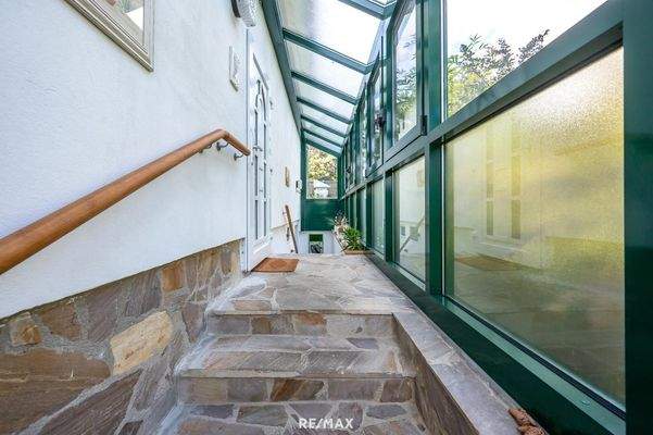 Hauseingang  und Stiegenabgang zum Keller