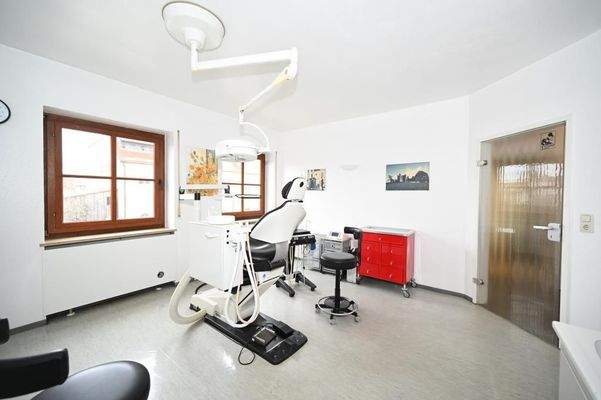 7 Behandlungszimmer möglich