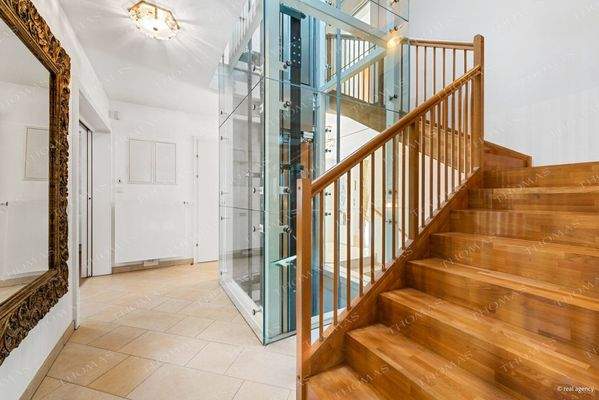 Gallerie mit privatem Aufzug über alle Stockwerke