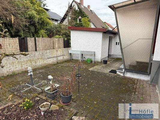 Freisitz mit Pflanzbeet