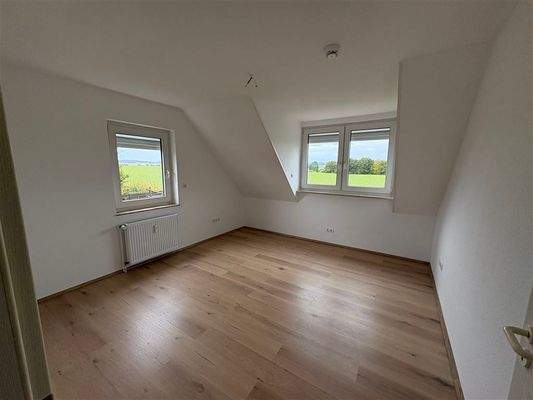 renoviertes Schlafzimmer zum Feldrand