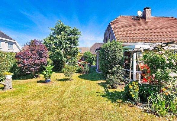 makellos 24 EFH Neu Broderstorf - Garten .jpg