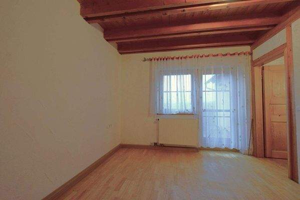 1.OG: Kinderzimmer Tür zur Terrasse  DSC.JPG