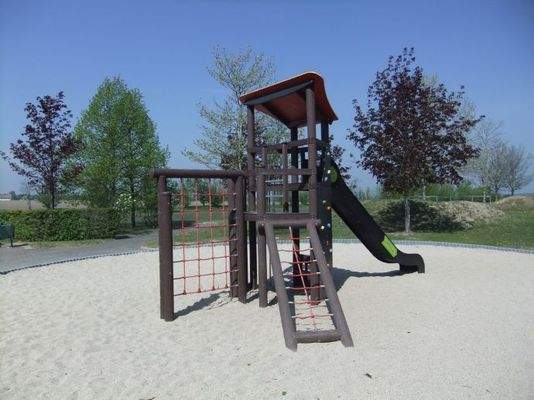 Spielplatz mit Klettergerüst hinter dem Haus