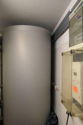 Wasserspeicher und elektrische Schaltanlage