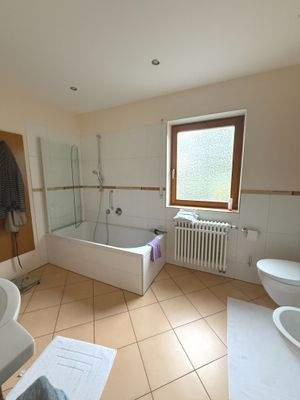 Badezimmer mit Badewanne