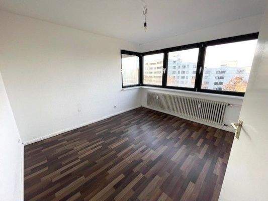 Leeres Zimmer mit Fenster