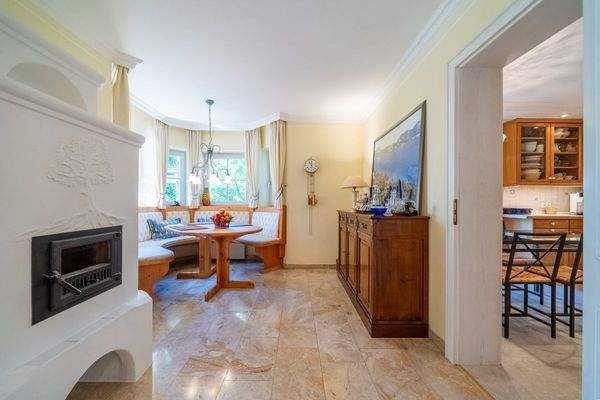 Essbereich mit Kachelofen