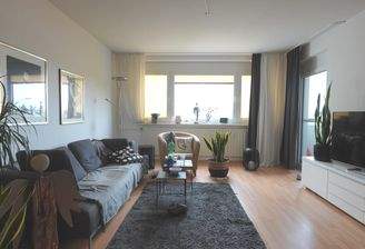 Wohn-Esszimmer mit Balkonzugang