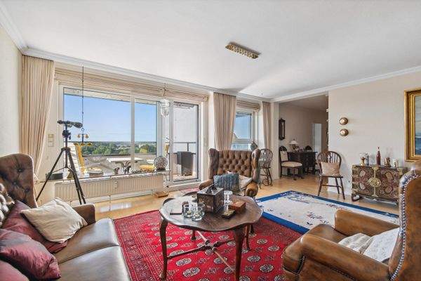 Ihr neues Wohnzimmer mit Zugang zum Balkon